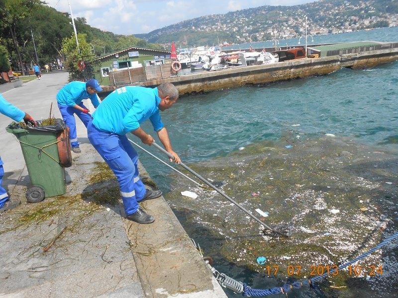 KEREVİT, Kıyıdan kepçe ile çöp toplayan Belediye İşçileri için geliştirdiğimiz mini insansız deniz aracımızdır.